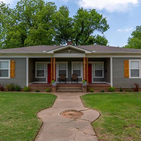 Rock & Roll House, Fiber Internet, Roku Tv, Washer & Dryer, By Dt Chickasha & Leg Lamp! ภายนอก รูปภาพ