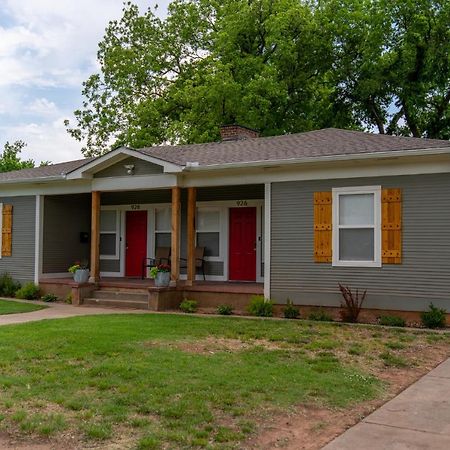 Rock & Roll House, Fiber Internet, Roku Tv, Washer & Dryer, By Dt Chickasha & Leg Lamp! ภายนอก รูปภาพ