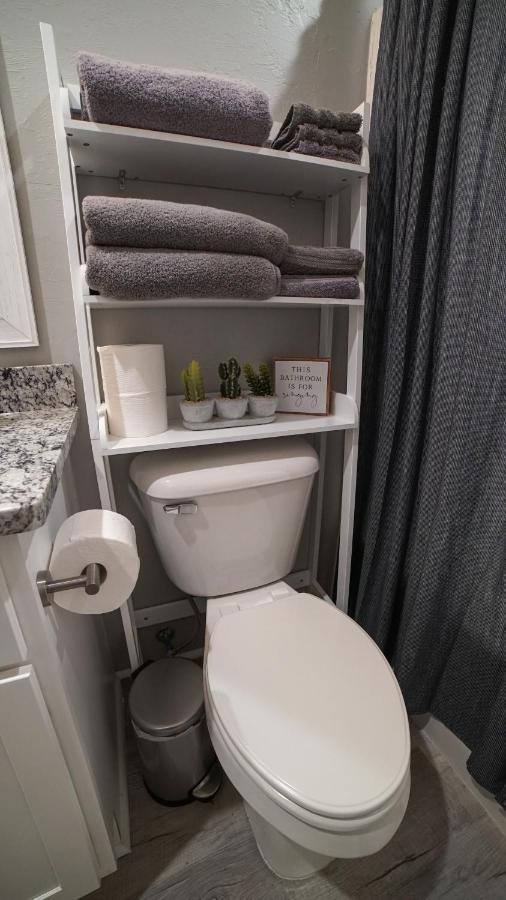 Rock & Roll House, Fiber Internet, Roku Tv, Washer & Dryer, By Dt Chickasha & Leg Lamp! ภายนอก รูปภาพ