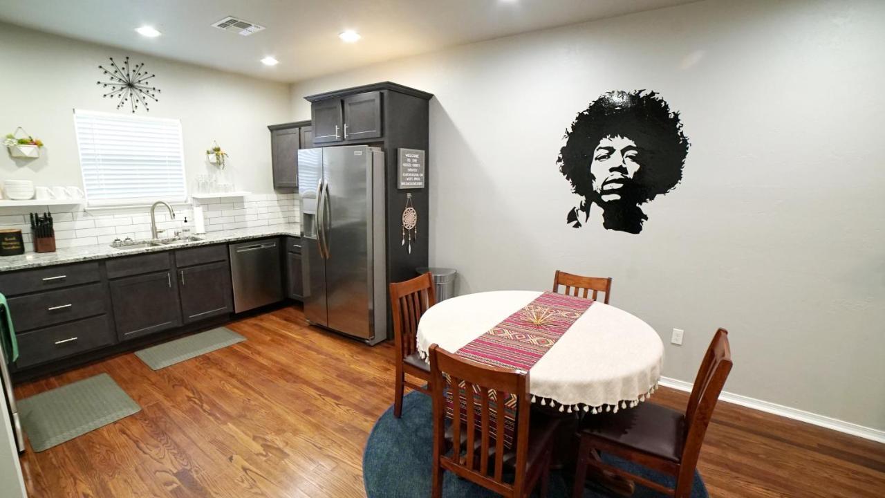 Rock & Roll House, Fiber Internet, Roku Tv, Washer & Dryer, By Dt Chickasha & Leg Lamp! ภายนอก รูปภาพ
