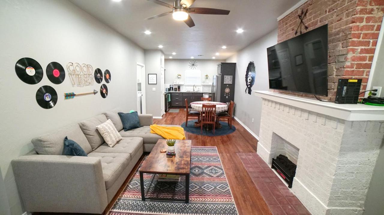 Rock & Roll House, Fiber Internet, Roku Tv, Washer & Dryer, By Dt Chickasha & Leg Lamp! ภายนอก รูปภาพ