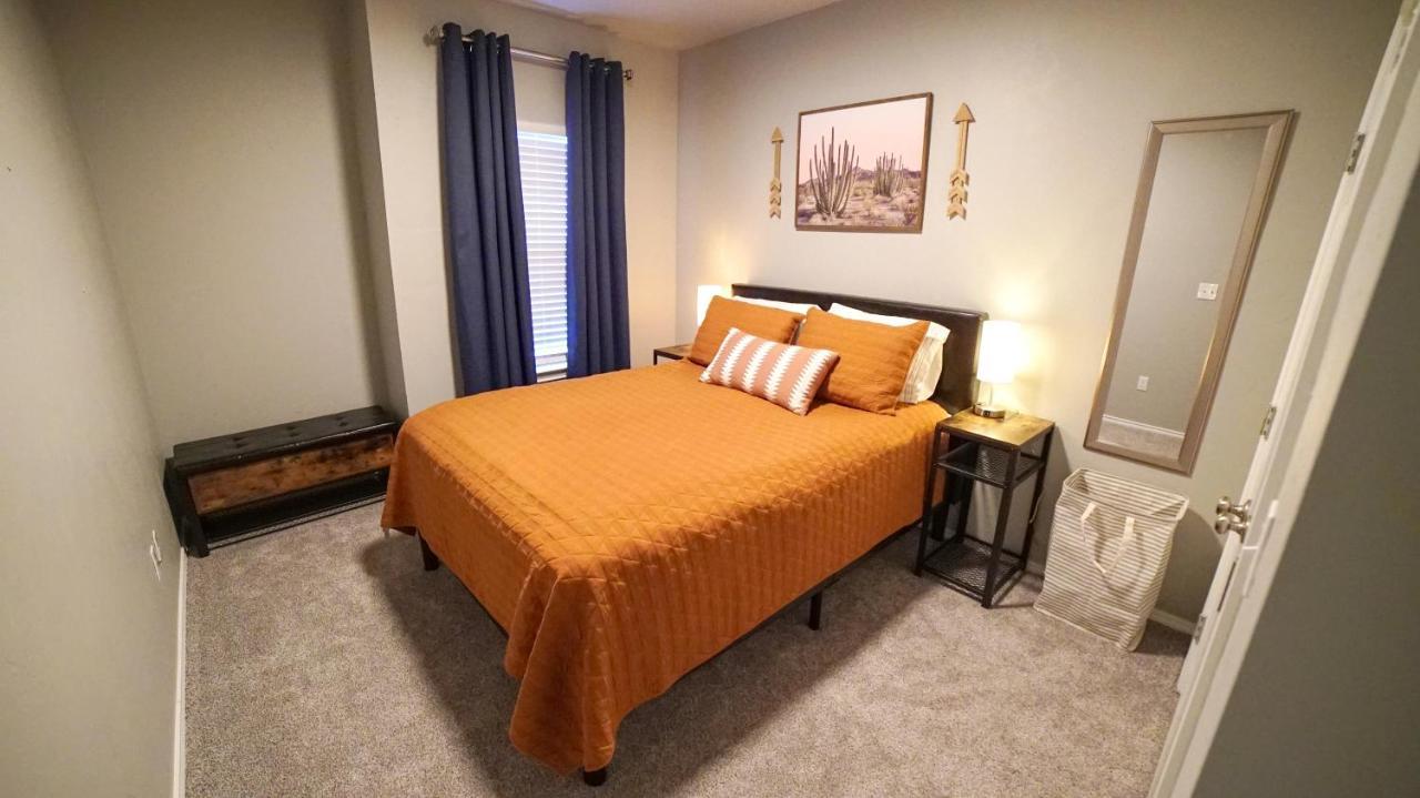 Rock & Roll House, Fiber Internet, Roku Tv, Washer & Dryer, By Dt Chickasha & Leg Lamp! ภายนอก รูปภาพ