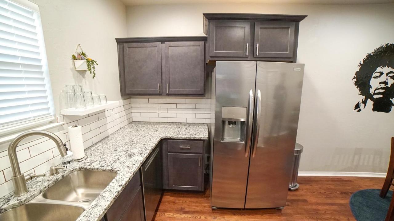 Rock & Roll House, Fiber Internet, Roku Tv, Washer & Dryer, By Dt Chickasha & Leg Lamp! ภายนอก รูปภาพ