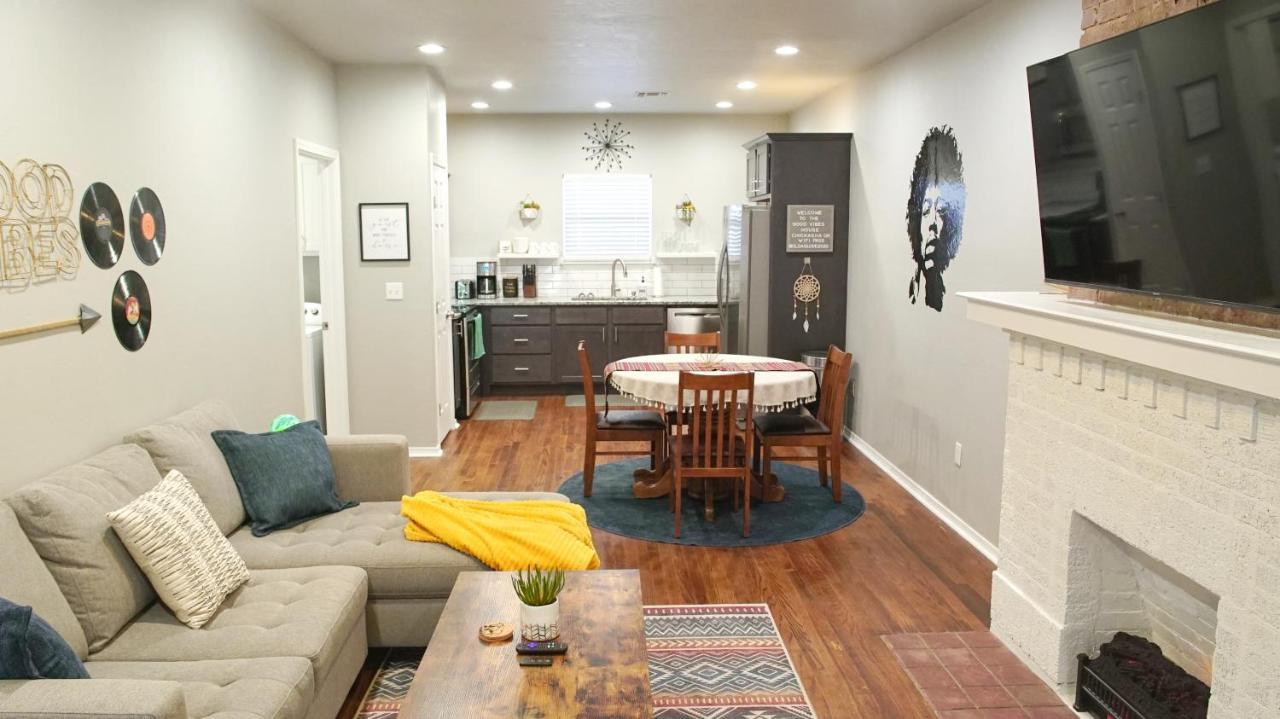 Rock & Roll House, Fiber Internet, Roku Tv, Washer & Dryer, By Dt Chickasha & Leg Lamp! ภายนอก รูปภาพ