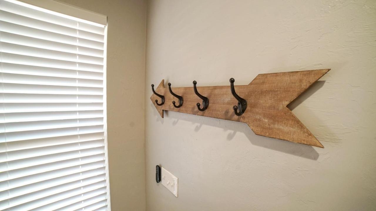 Rock & Roll House, Fiber Internet, Roku Tv, Washer & Dryer, By Dt Chickasha & Leg Lamp! ภายนอก รูปภาพ