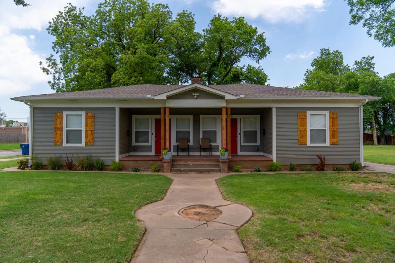Rock & Roll House, Fiber Internet, Roku Tv, Washer & Dryer, By Dt Chickasha & Leg Lamp! ภายนอก รูปภาพ