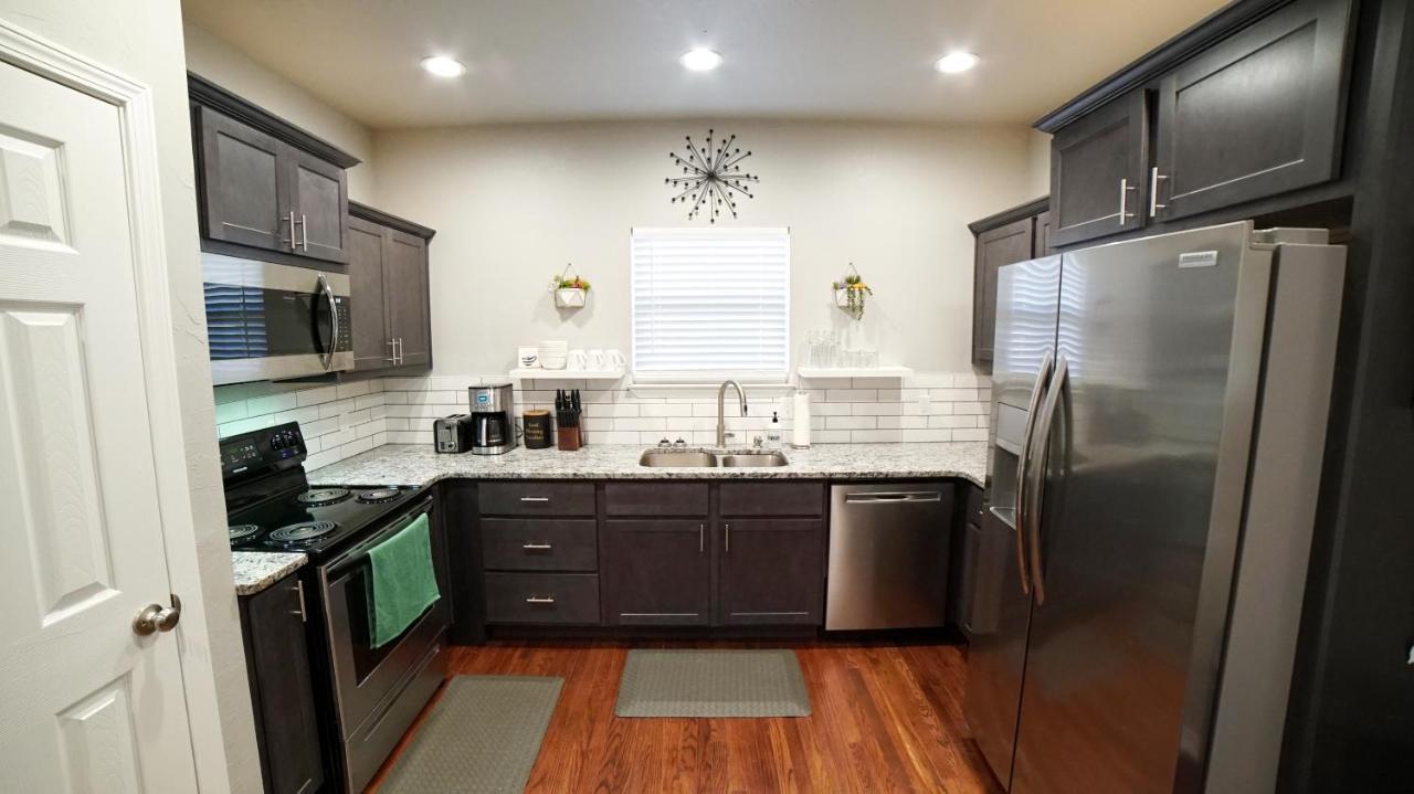 Rock & Roll House, Fiber Internet, Roku Tv, Washer & Dryer, By Dt Chickasha & Leg Lamp! ภายนอก รูปภาพ