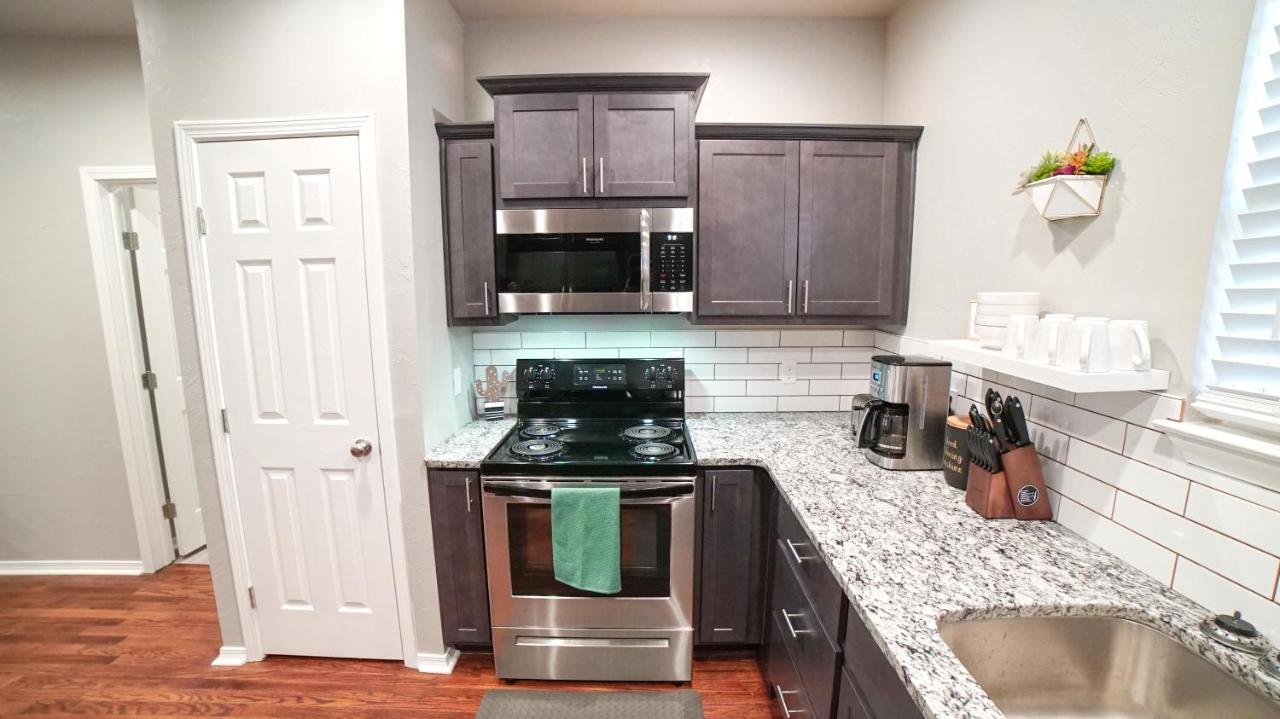 Rock & Roll House, Fiber Internet, Roku Tv, Washer & Dryer, By Dt Chickasha & Leg Lamp! ภายนอก รูปภาพ