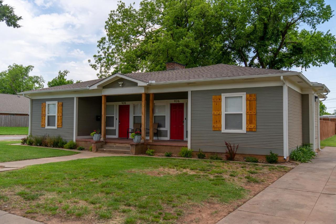 Rock & Roll House, Fiber Internet, Roku Tv, Washer & Dryer, By Dt Chickasha & Leg Lamp! ภายนอก รูปภาพ