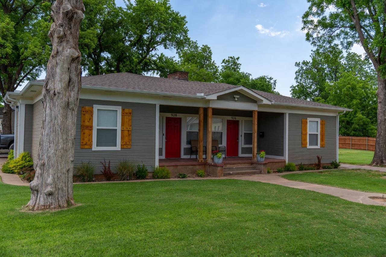 Rock & Roll House, Fiber Internet, Roku Tv, Washer & Dryer, By Dt Chickasha & Leg Lamp! ภายนอก รูปภาพ