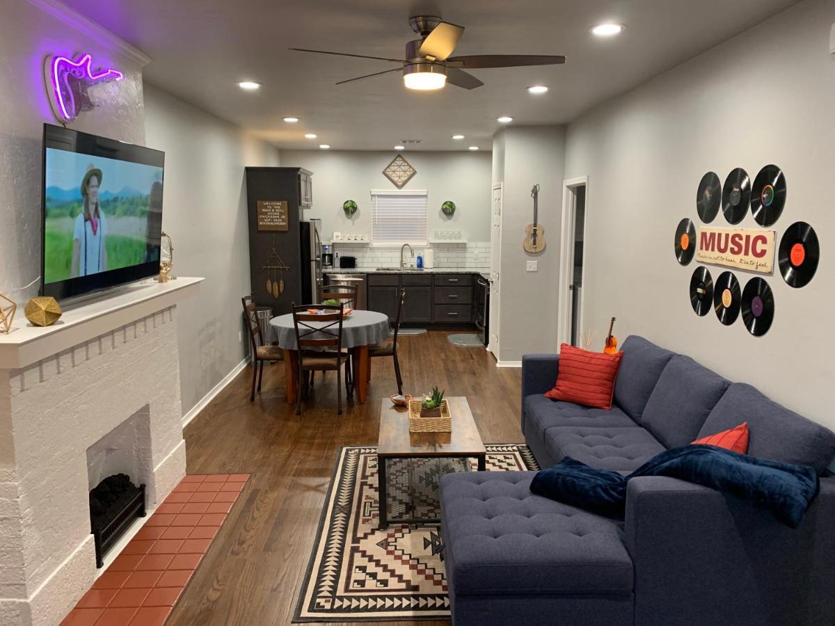 Rock & Roll House, Fiber Internet, Roku Tv, Washer & Dryer, By Dt Chickasha & Leg Lamp! ภายนอก รูปภาพ