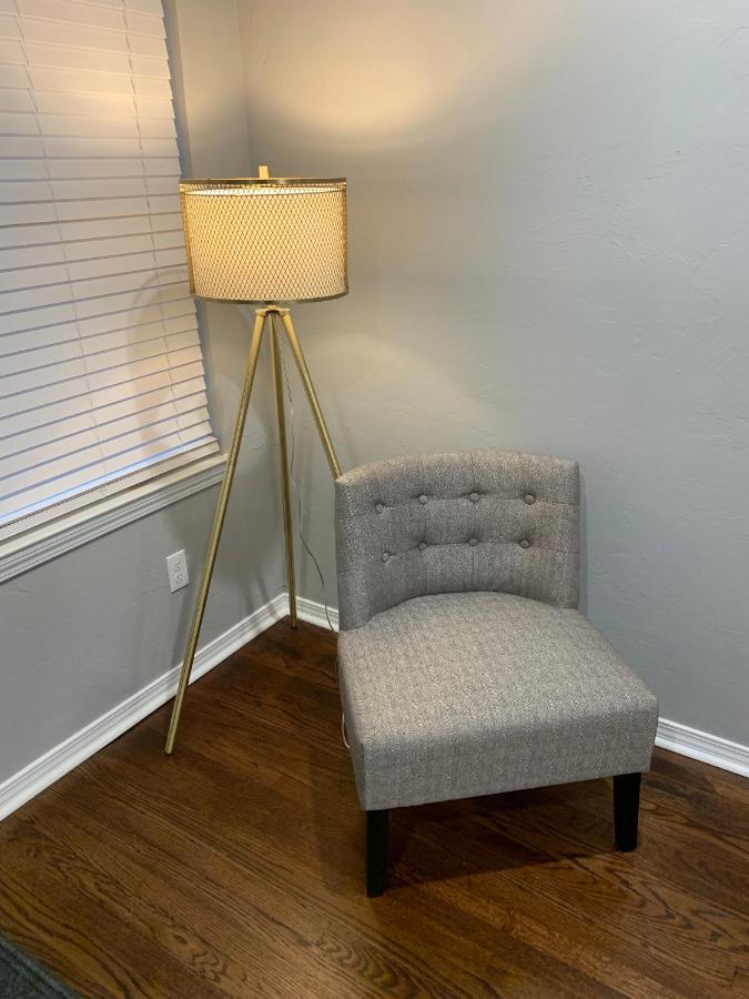Rock & Roll House, Fiber Internet, Roku Tv, Washer & Dryer, By Dt Chickasha & Leg Lamp! ภายนอก รูปภาพ