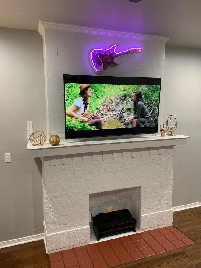 Rock & Roll House, Fiber Internet, Roku Tv, Washer & Dryer, By Dt Chickasha & Leg Lamp! ภายนอก รูปภาพ