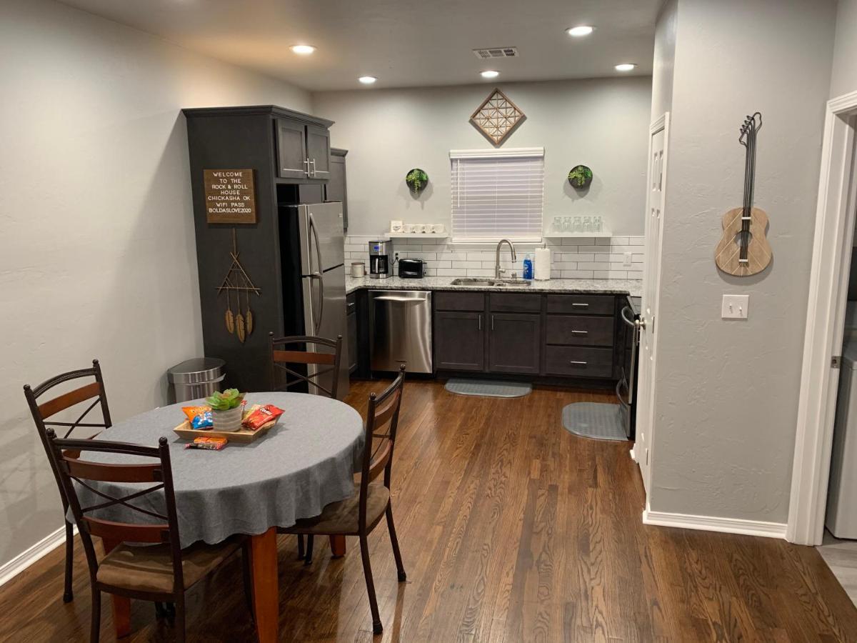 Rock & Roll House, Fiber Internet, Roku Tv, Washer & Dryer, By Dt Chickasha & Leg Lamp! ภายนอก รูปภาพ