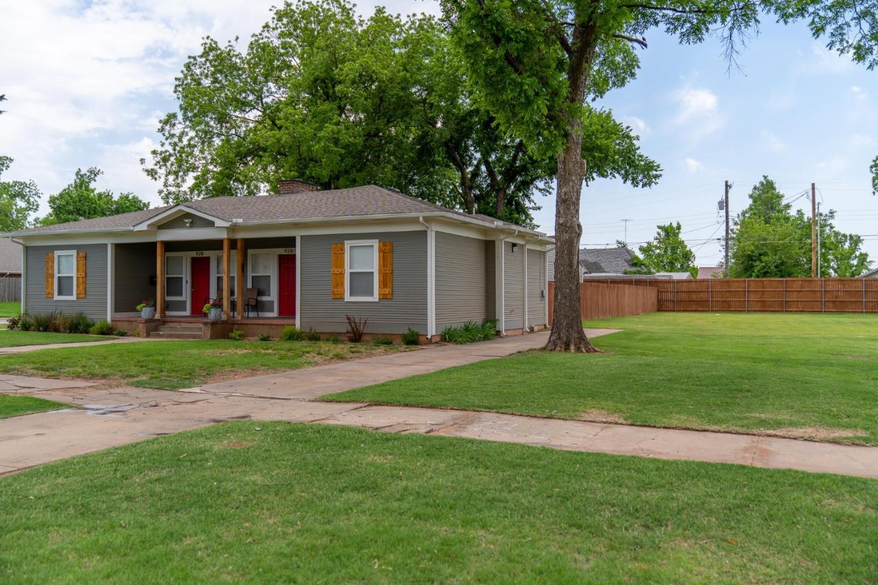 Rock & Roll House, Fiber Internet, Roku Tv, Washer & Dryer, By Dt Chickasha & Leg Lamp! ภายนอก รูปภาพ